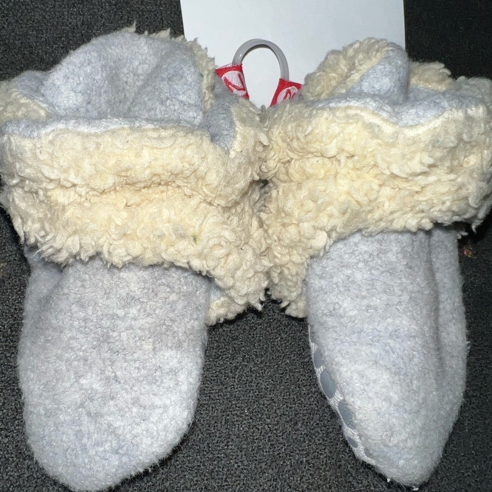 Zutano 12mo. Cozy Cream and Gray fleece snap booties